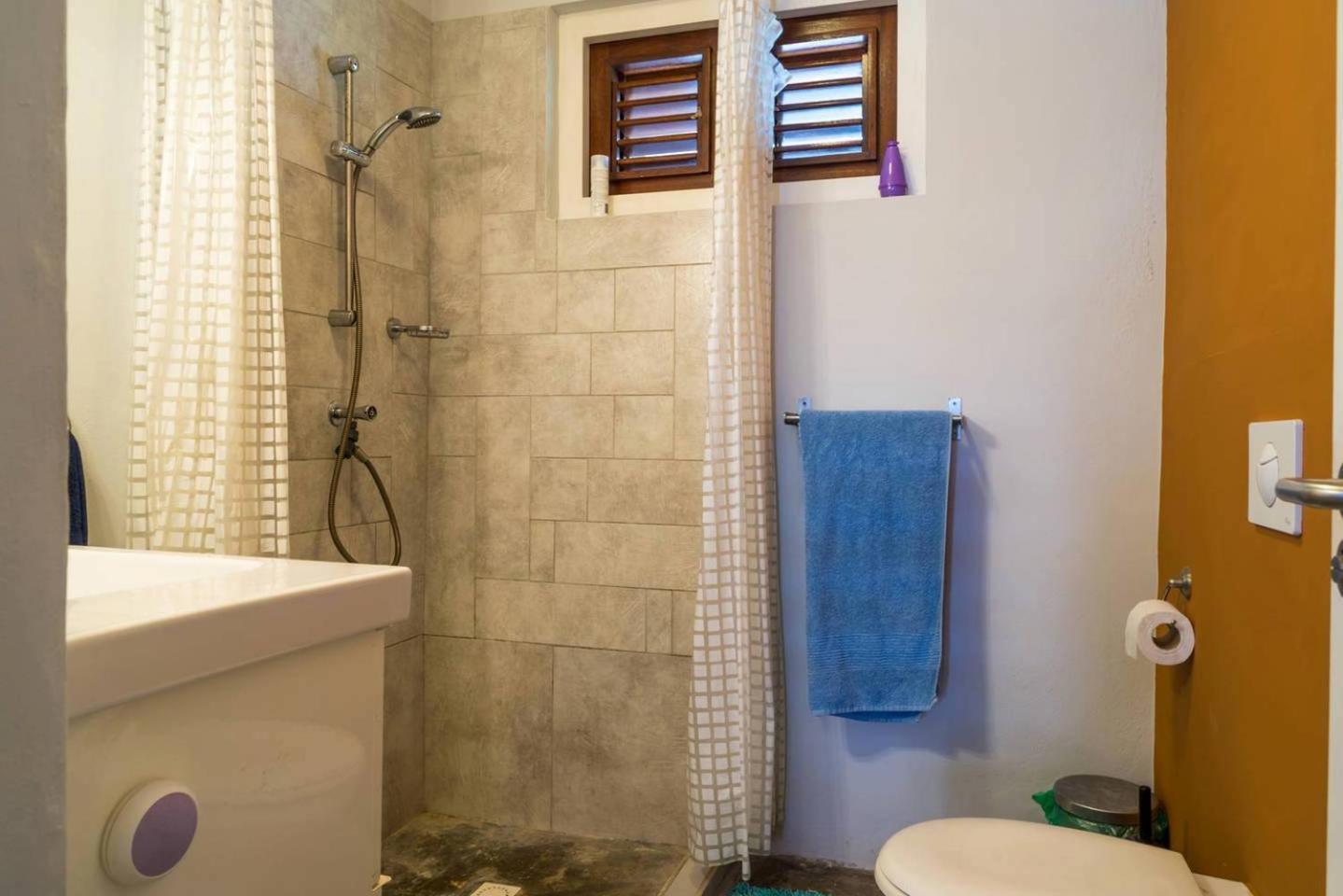 Bario Hotel Willemstad Bilik gambar